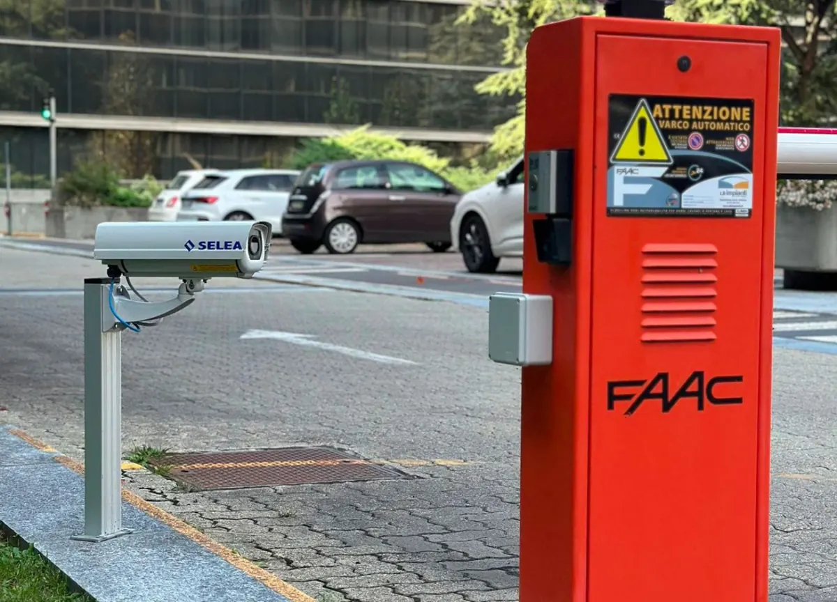Barriera automatica FAAC con telecamera di lettura targhe all'ingresso di un parcheggio