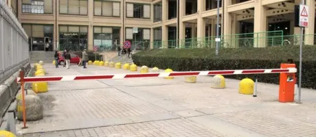 Barriere automatiche all'ingresso di un complesso di uffici