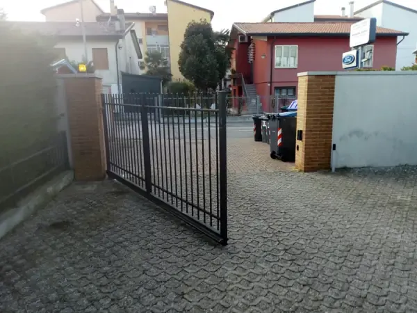 Cancello a battente automatico all'ingresso di un cortile