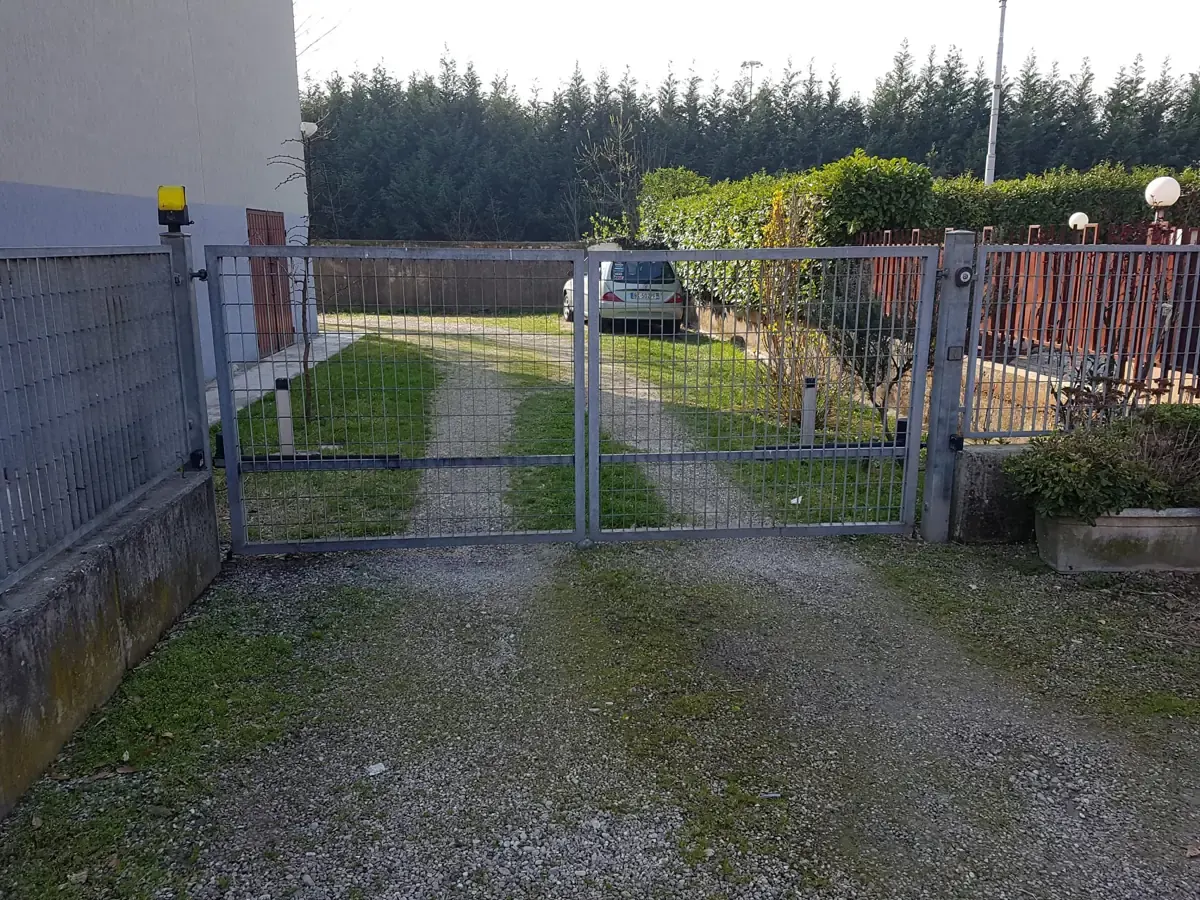 Cancello carraio automatico all'ingresso di una proprietà