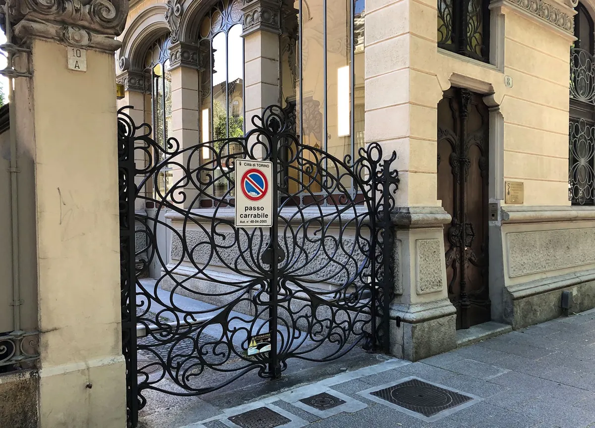 Cancello in ferro battuto automatizzato davanti a un palazzo d'epoca