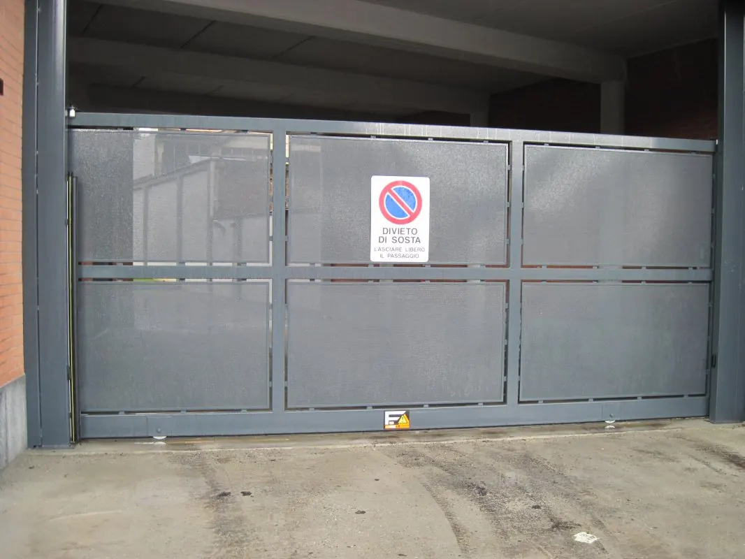 Cancello scorrevole automatico per autorimessa condominiale
