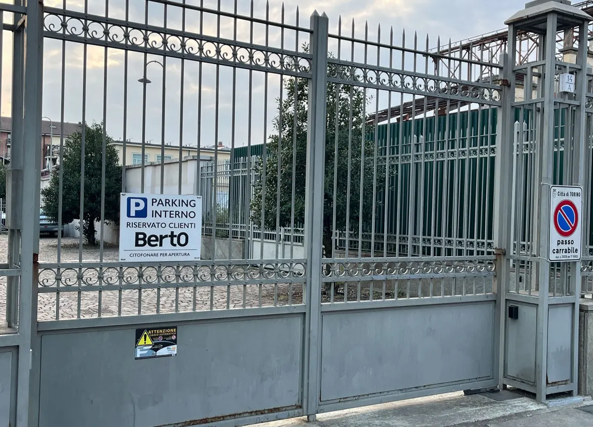 Cancello scorrevole automatico all'ingresso di un parcheggio a Torino