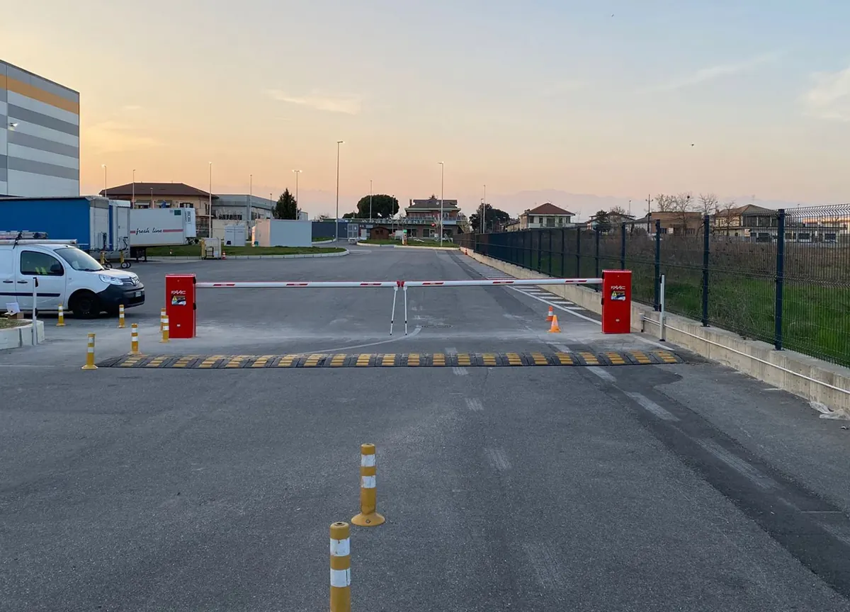 Ingresso di un parcheggio con barriere automatiche e colonnine di comando