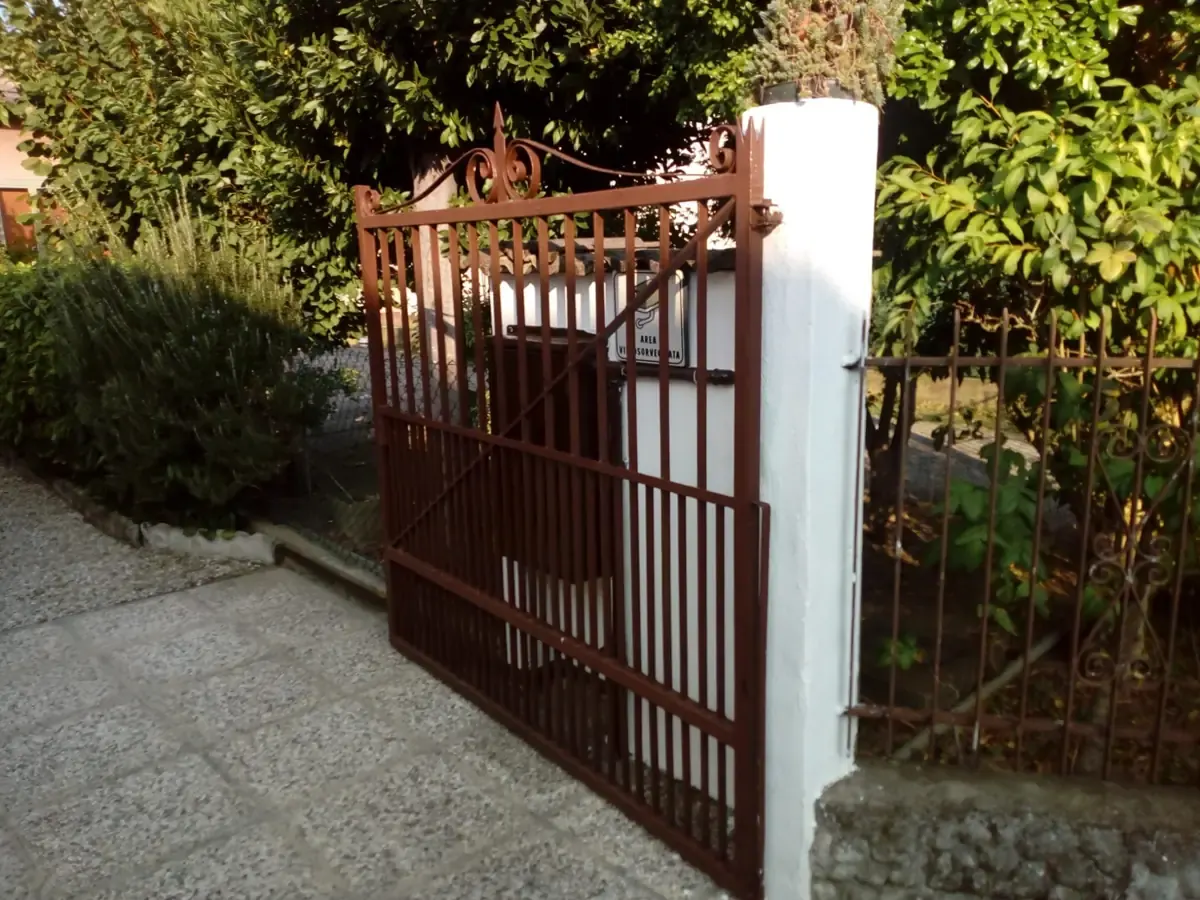 Manutenzione di un cancello pedonale a battente