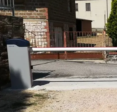 Montaggio di una sbarra automatica per accesso veicolare