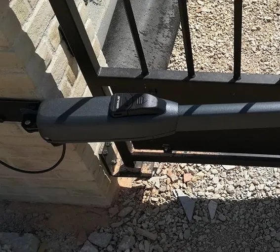 Motore per cancello a battente appena montato
