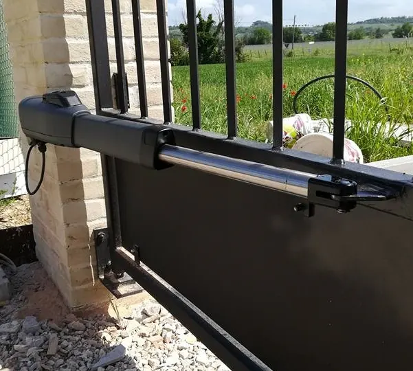 Motore elettromeccanico installato su un cancello in ferro a battente