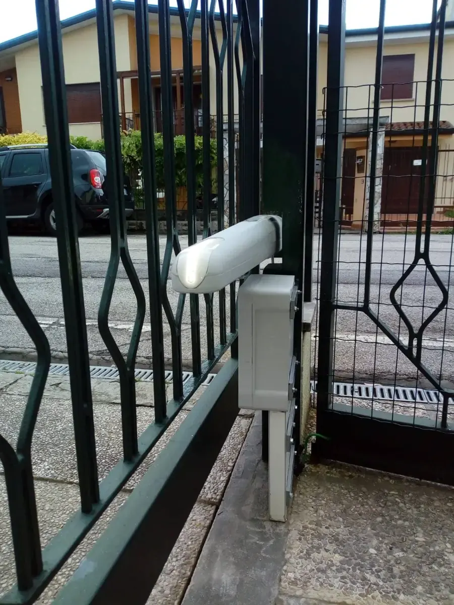 Installazione di un motore lineare per cancello