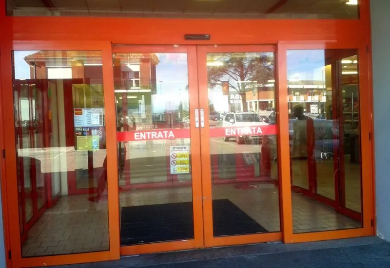 Porta automatica scorrevole all'ingresso di un negozio