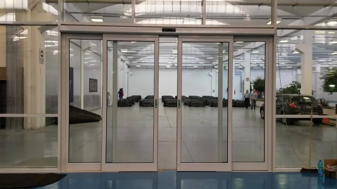 Porta scorrevole automatica in un edificio di uffici