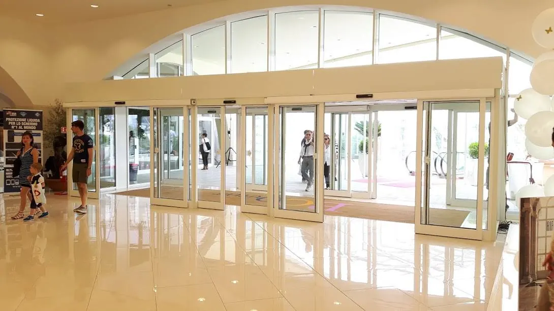 Porte automatiche scorrevoli all'ingresso di un centro commerciale