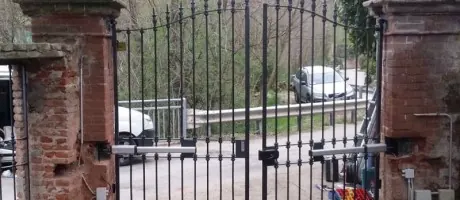 Cancello in ferro tra pilastri in mattoni, intervento di pronto soccorso