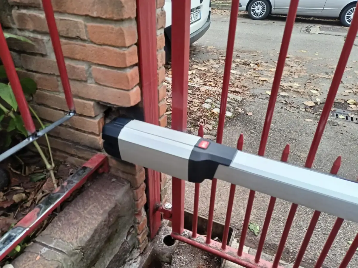 Riparazione del motore di un cancello a battente